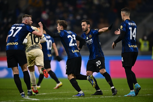 AC米兰在意大利杯1／8决赛中0-1不敌拉齐奥，终结13连胜，遭遇赛季首败。