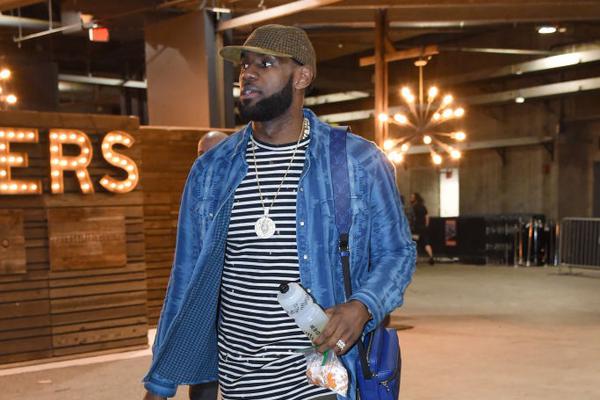 梅西路过回家，重返巴萨诺坎普球场。1800w点赞。