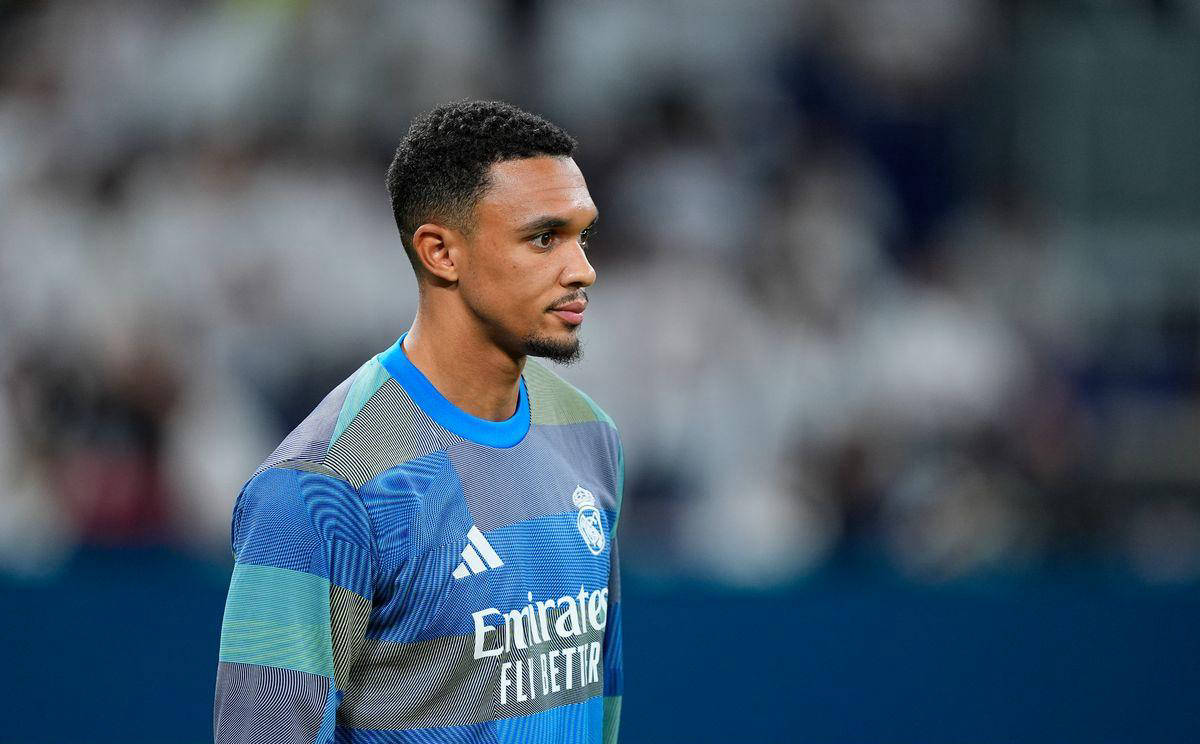 凯尔特人小球迷和远道而来的瑞士年轻人球迷互动